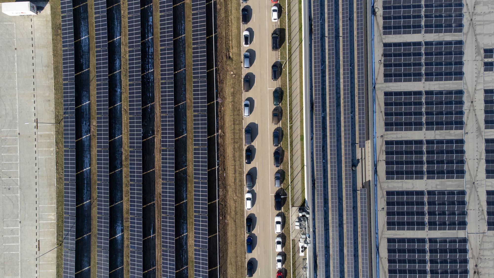 Farmy solarne 58 MW i największe carporty w Europie Środkowej – Quanta Energy i Stellantis – fotowoltaika przy 4 fabrykach