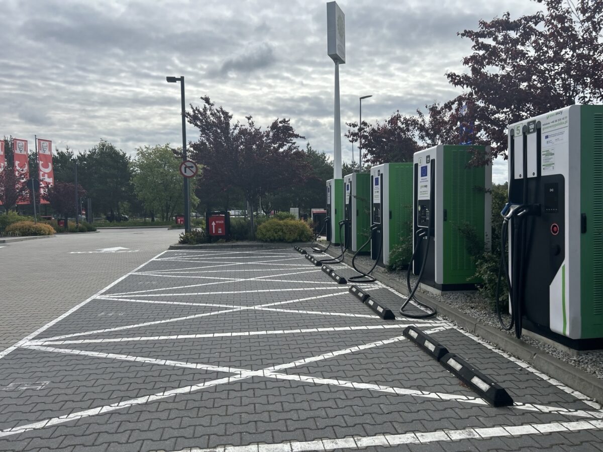 KFC rozwija infrastrukturę ładowania aut elektrycznych