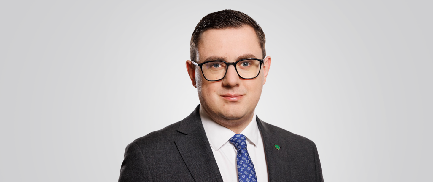 Minister Miłosz Motyka zapowiada obniżki cen prądu i uproszczone rachunki