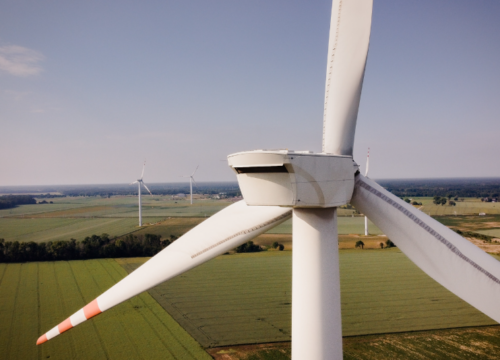 Rząd zapowiada nową ustawę o OZE i własny projekt mrożenia cen prądu